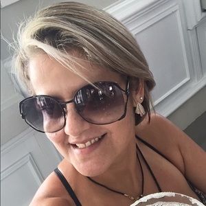 Meet your Posher, Idania